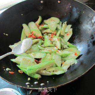 咸豆角炒丝瓜的做法步骤：3