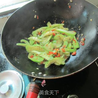 咸豆角炒丝瓜的做法步骤：4