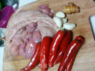 红椒肥肠的做法步骤：1