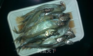 香炸多春鱼的做法步骤：1