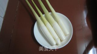 丸子炒高笋的做法步骤：1