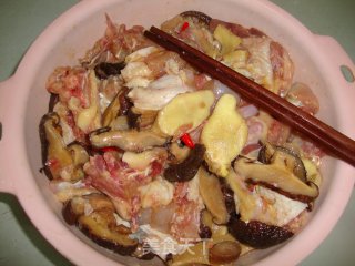 【香菇盐焗鸡】---一道值得一做的无油烟不上火的懒人菜的做法步骤：3
