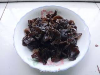 胡萝卜炒木耳的做法步骤：1