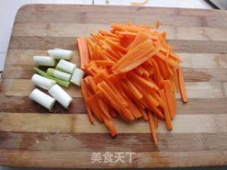 胡萝卜炒木耳的做法步骤：2
