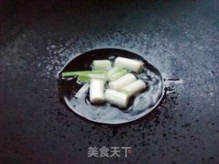 胡萝卜炒木耳的做法步骤：3