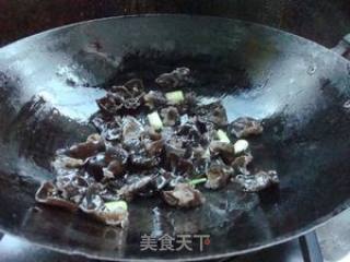 胡萝卜炒木耳的做法步骤：4