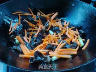 胡萝卜炒木耳的做法步骤：5