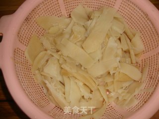 酸笋焖排骨的做法步骤：1