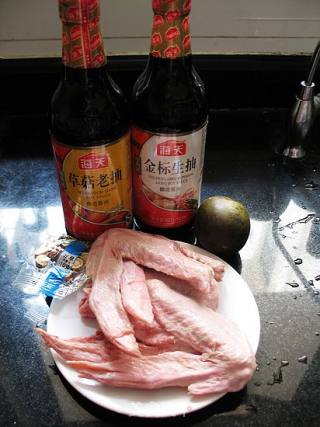 甘草罗汉果卤鸭翅的做法步骤：1