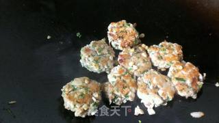 香煎藕丁鲮鱼肉饼的做法步骤：5