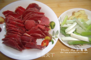 水煮牛肉的做法步骤：1