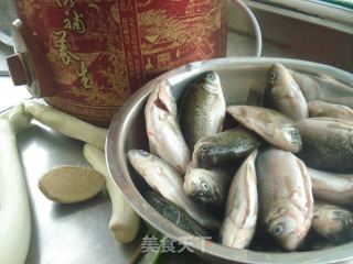 酥鲫鱼的做法步骤：1