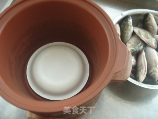 酥鲫鱼的做法步骤：3