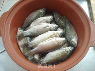 酥鲫鱼的做法步骤：5