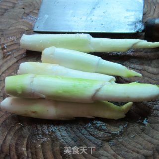 素炒茭白的做法步骤：1