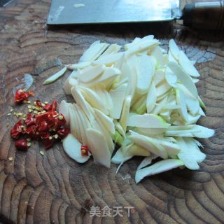 素炒茭白的做法步骤：2