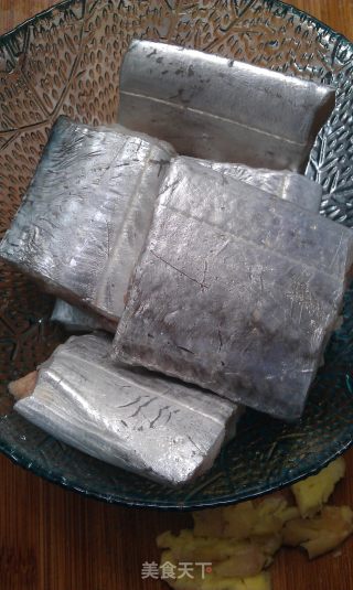 家常红烧带鱼的做法步骤：1