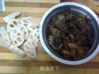 莲藕木耳排骨汤的做法步骤：3