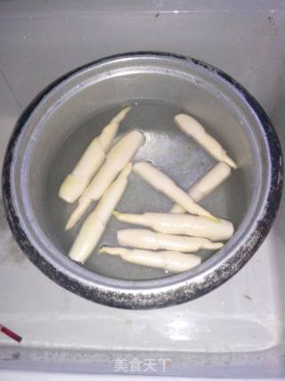 油焖茭白的做法步骤：1