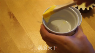 Soufflé aux fraises 草莓舒芙蕾的做法步骤：1