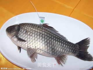 葱姜焐鳞香鲤鱼的做法步骤：1