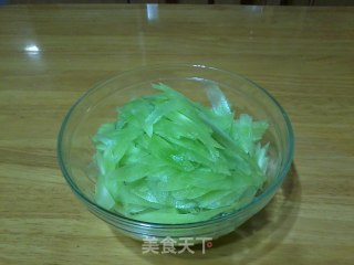 香菜拌莴笋的做法步骤：1