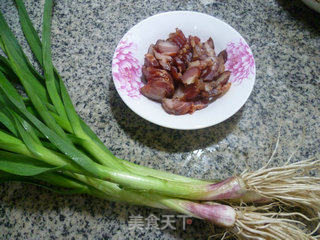 大蒜炒腊肉的做法步骤：1