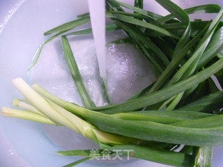 大蒜炒腊肉的做法步骤：2