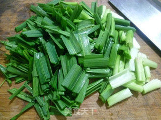大蒜炒腊肉的做法步骤：3