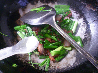 大蒜炒腊肉的做法步骤：6