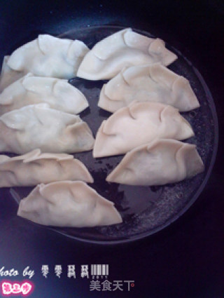 懒人生煎饺子——电饭煲版的做法步骤：3