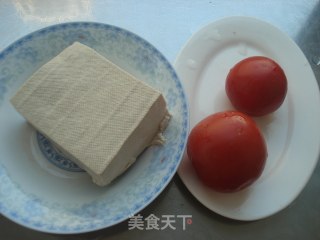 西红柿烧豆腐的做法步骤：1
