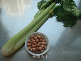 西芹花生米的做法步骤：1
