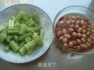 西芹花生米的做法步骤：2