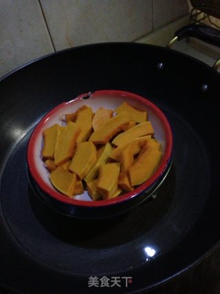 南瓜糯米粥的做法步骤：1
