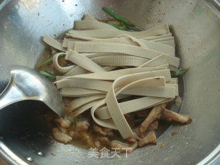 肉片炒豆皮的做法步骤：5