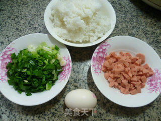 鸡蛋火腿粒大蒜炒饭的做法步骤：1