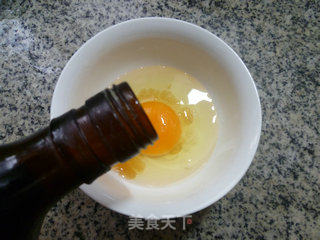 鸡蛋火腿粒大蒜炒饭的做法步骤：2