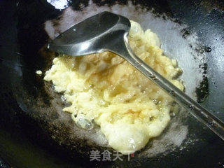 鸡蛋火腿粒大蒜炒饭的做法步骤：4