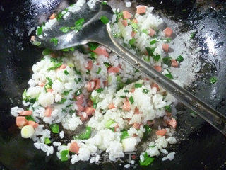 鸡蛋火腿粒大蒜炒饭的做法步骤：6