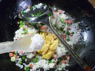 鸡蛋火腿粒大蒜炒饭的做法步骤：8