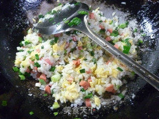 鸡蛋火腿粒大蒜炒饭的做法步骤：10