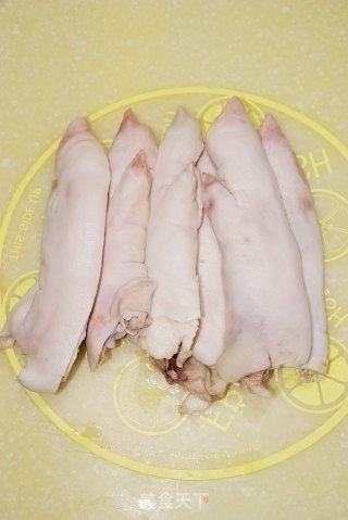 秋冬滋补美容菜-----老妈蹄花的做法步骤：1