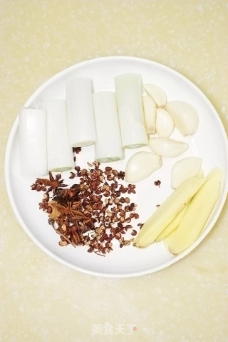 秋冬滋补美容菜-----老妈蹄花的做法步骤：2