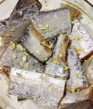 豆豉酥带鱼的做法步骤：1