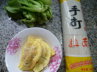 鸡毛菜蛋饺拉面的做法步骤：1