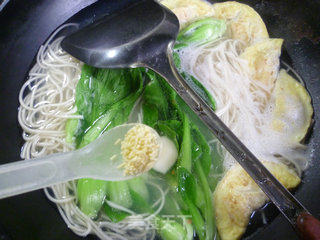鸡毛菜蛋饺拉面的做法步骤：7