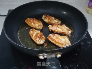 煎鸡翅膀的做法步骤：4