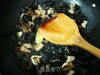 家常小炒-------【木耳香菇炒肉片】的做法步骤：11