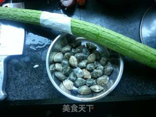 花蛤丝瓜汤的做法步骤：1